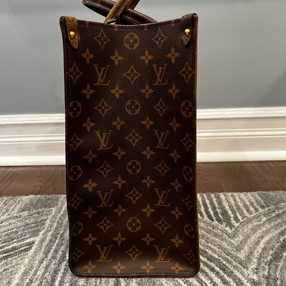 LV On The Go Tote - Picture 4 of 9